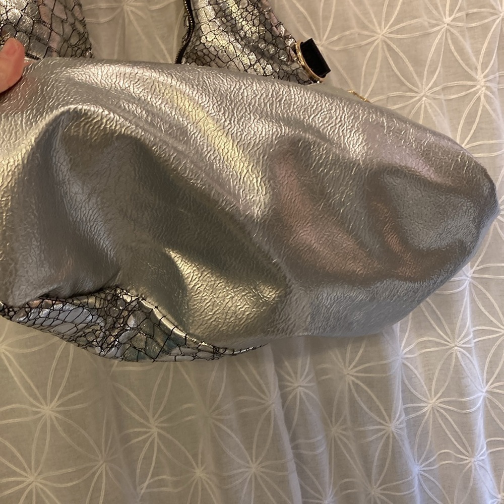 Molishijia Metallic Large Tote - Picture 6 of 12